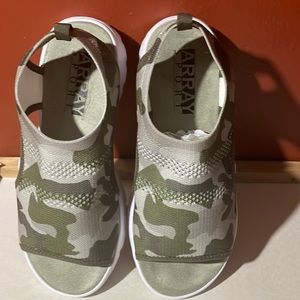 Array camouflage sandals